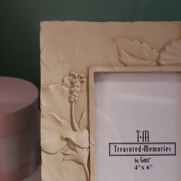 Treasured Memories. NWT. Stone Like Flowered Picture Frame.  Heavy.  4x6. - Picture 5 of 8